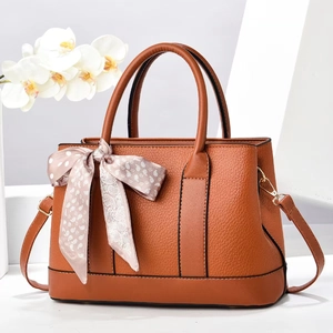 Sac seau en cuir marron avec foulard en soie sur la poignée et décor floral blanc