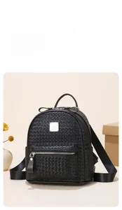 Détail de la texture en cuir tressé noir sur un sac à dos décontracté imperméable