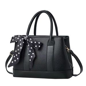 Sac seau classique noir en cuir grainé orné d'un foulard élégant à pois blancs