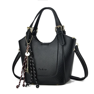 Sac cabas noir en cuir PU grainé avec pendentif tressé et détails dorés