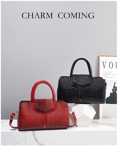 Détail de sacs à main en relief crocodile rouge et noir avec coutures en V et poignées