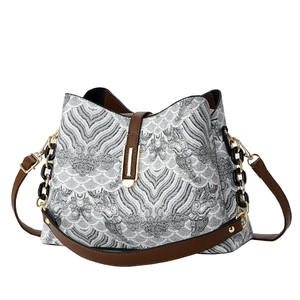 Sac à main rétro en jacquard à carreaux avec garniture en cuir marron vue de face à 45 degrés