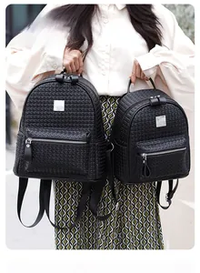 Détail de sacs à dos en cuir tressé noir en grandes et petites tailles avec logo