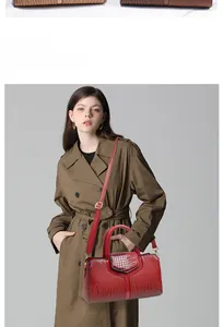 Vue détaillée du sac à main rouge motif crocodile avec poignée et bandoulière fine