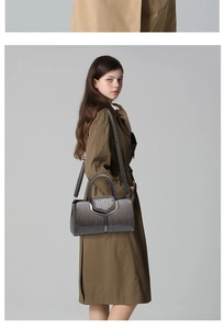 Détail du sac à main gris foncé à motif crocodile avec poignée et bandoulière amovible