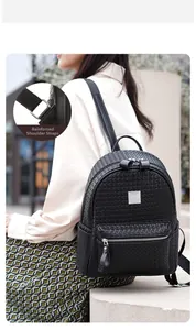 Vue détaillée des bretelles renforcées sur le sac à dos noir à texture tissée