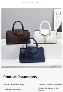 Détail de trois sacs à main à motif crocodile en marron, blanc et bleu marine