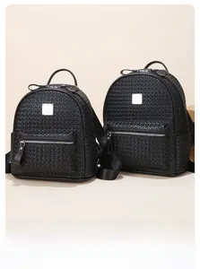 Comparaison détaillée de sacs à dos en cuir tressé noir, tailles large et petite avec métal