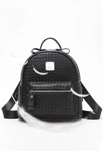 Mini sac à dos léger noir tressé avec poche avant zippée et plaque logo métallique