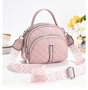 Détail du sac bandoulière rose matelassé avec garniture argentée et sangle tissée