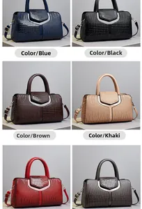Détail de la texture motif crocodile et boucle métallique sur sacs en similicuir