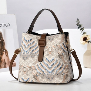 Elegante borsa a secchiello beige in jacquard con motivi orientali e tracolla in pelle