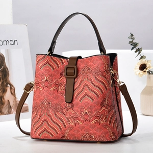 Borsa a secchiello jacquard rossa retrò con motivi etnici e tracolla in pelle marrone