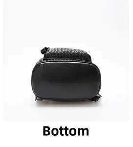 Vue détaillée du fond du grand sac à dos en cuir noir avec des coutures renforcées