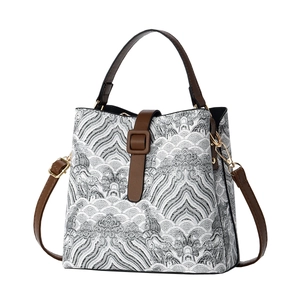 Elegante borsa a secchiello jacquard con motivo paesaggistico e dettagli in pelle