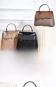 Drei minimalistische Tragetaschen in Braun, Beige und Schwarz mit Smiley-Anhängern