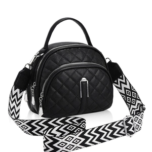 Sac bandoulière matelassé noir à trois zips avec large bandoulière géométrique