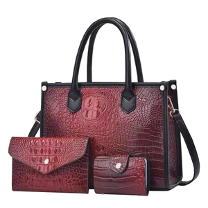 Set borse da donna in tre pezzi bordeaux con trama coccodrillo, shopper e portafoglio