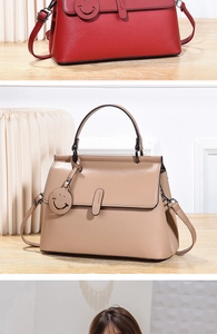 Details von Handtaschen aus Leder mit Litschistruktur in Rot und Beige mit Schultergurt