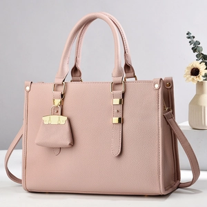 Détail du sac cabas rose texturé avec ferrures dorées et breloque micro sacoche