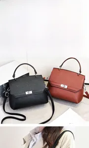 Details der eleganten Handytasche mit Metalldrehverschluss und feiner Lederstruktur