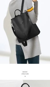 Détail d'un sac à dos en nylon noir imperméable avec coutures contrastées et boucle en métal