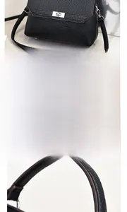 Nahaufnahme der schwarzen Lederhandtasche mit silbernem Drehverschluss und feinen Nähten