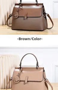 Detailansicht von Lederhandtaschen mit Lychee-Struktur in Braun und Apricot mit Anhänger