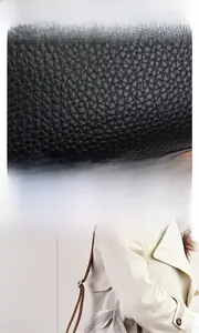 Detail der schwarzen Handtasche aus PU-Leder mit weicher Litschie-Textur Ansicht