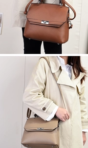 Detail der Leder-Handtaschen mit Litschi-Muster, Metalldrehverschluss und Bodennägeln