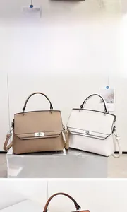 Details der Handtaschen aus Leder mit Lychee-Muster in Khaki und Beige und Drehverschluss