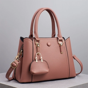 Sac à main rose poudré en cuir grainé avec détails dorés et mini pochette assortie