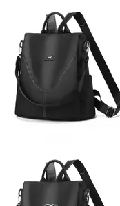 Détail d'un sac à dos noir pour femme avec logo kangourou argenté et coutures précises