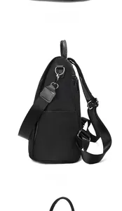 Vue latérale montrant la structure trapézoïdale du sac à dos en nylon noir avec fermeture éclair