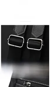 Détails de sac à dos en nylon avec boucles argentées et garniture en cuir texturé