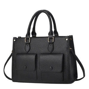 Borsa tote minimalista in pelle nera con doppie tasche frontali e finiture dorate