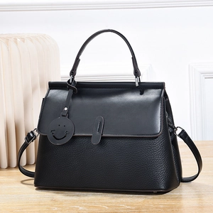Klassische schwarze Lederhandtasche mit Lychee-Muster und süßem Smiley-Anhänger