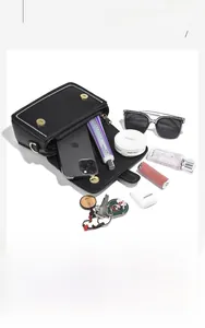 Geräumige schwarze Umhängetasche aus Leder mit Platz für Handy, Make-up und Zubehör