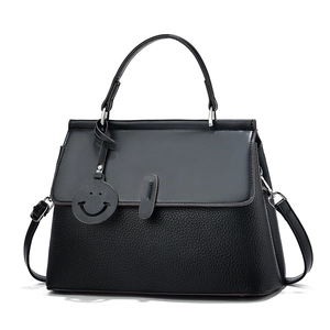 Klassische schwarze Lederhandtasche mit Kieselmaserung und abnehmbarem Schultergurt