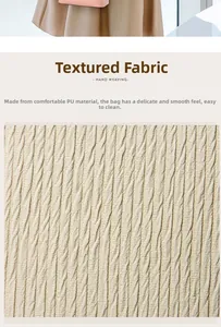 Détail de la texture en cuir PU tressé main d'un sac beige montrant la finition lisse