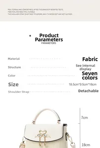 Détails du sac crème avec boucle flamant rose et aperçu des dimensions du produit