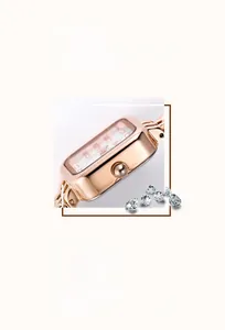 Vue détaillée de la montre rectangulaire en or rose avec lunette en strass et bracelet