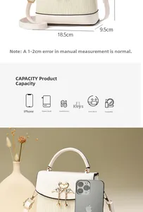 Détail du sac à main crème avec pendentif cygne doré, glands perlés et dimensions du sac