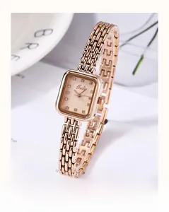 Détail d'une montre à quartz rectangulaire or rose avec index en strass sur papier