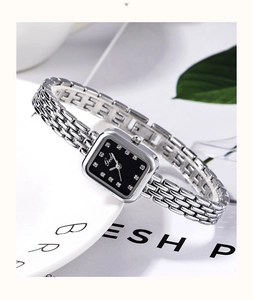 Détail de la montre bracelet chaîne argentée avec cadran carré noir et strass