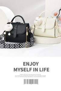 Détails des sacs bandoulière avec sangles géométriques, texture cuir et pendentif peluche