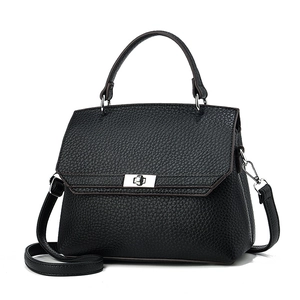Klassische schwarze Handtasche aus Kunstleder mit silbernem Drehverschluss