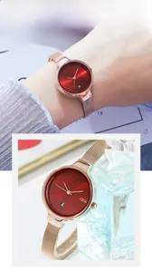 Gros plan du bracelet milanais en or rose et cadran rouge soleil avec dateur