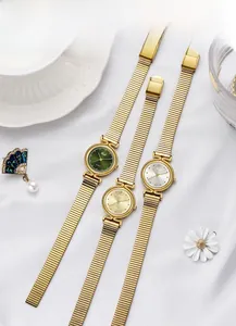 Drei elegante Gedi Vintage-Quarzuhren mit goldenen Mesh-Armbändern auf weißem Seidenhintergrund