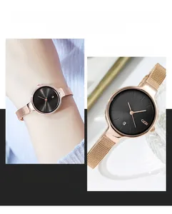 Détail d'une montre femme minimaliste avec cadran noir et bracelet en maille or rose